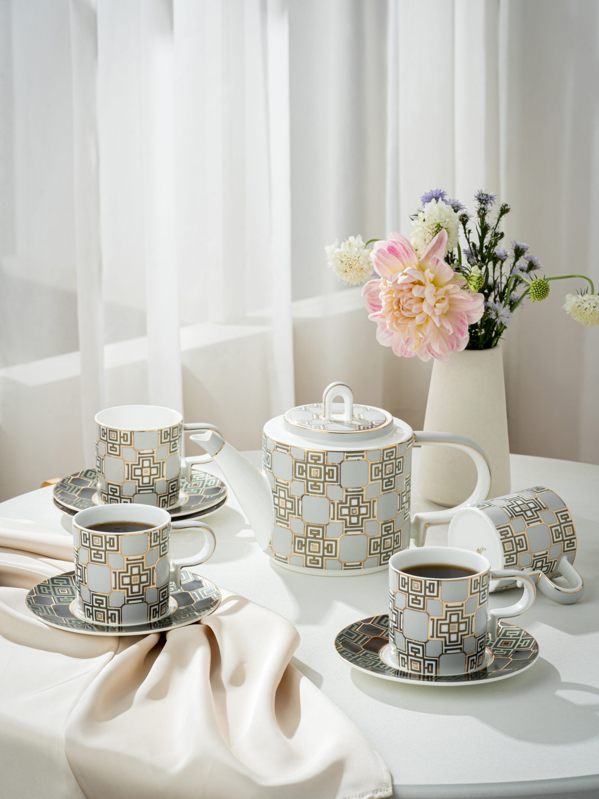Yunbai Premium Fine Bone China Afternoon Tea Set – 1 Teapot + 4 Cups & Saucers, Elegant Floral Lace Design, Lightweight yet Durable, Ideal for Luxury Gift, Coffee/Tea Time, Home Dining